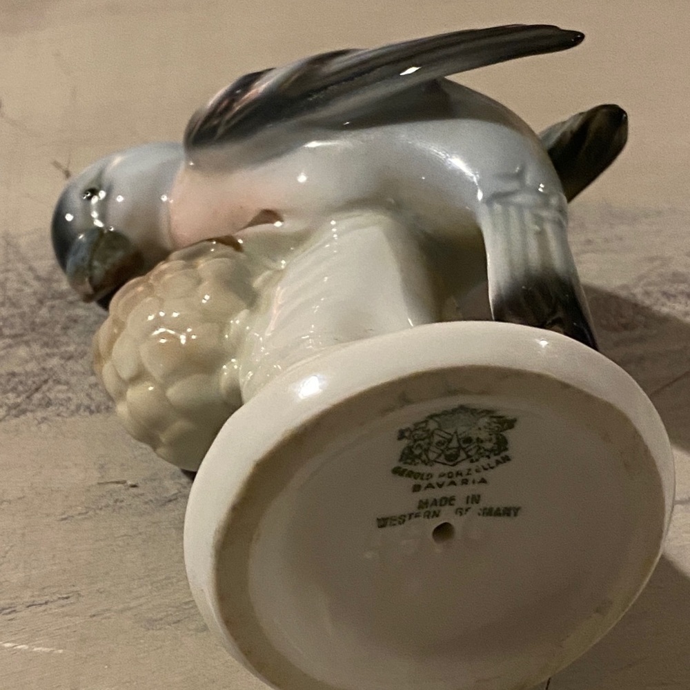 Gerald Porzellan Barvaria Figurine Crossbill Berry​​​​​​​​​ - Picture 6 of 8